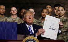 Ông Trump thông qua dự luật quốc phòng John McCain