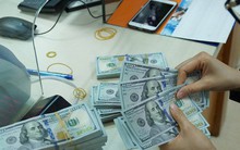 Giá USD tự do hạ nhiệt sau khi vọt lên 23.700 đồng/USD