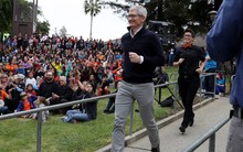 Dù chỉ là người làm thuê nhưng Tim Cook vừa hào phóng cho 5 triệu USD làm từ thiện