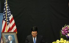 Phó Thủ tướng Phạm Bình Minh viếng Thượng nghị sĩ John McCain