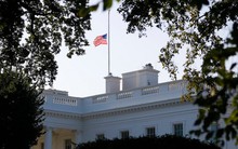 Tổng thống Trump hứng chịu "búa rìu dư luận" vì lá quốc kỳ Mỹ sau sự ra đi của ông John McCain