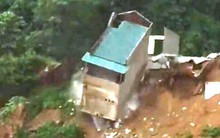 Nhà hai tầng bất ngờ rơi xuống sông Lò