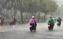 Áp thấp giữa Biển Đông gây mưa giông, gió giật mạnh ở nhiều vùng biển