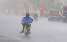 Mưa trắng trời ở Biên Hòa, nước ngập trôi cả xe máy