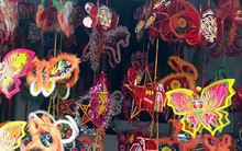 Bánh Trung thu và lồng đèn ở TP HCM giảm giá nhưng tiêu thụ vẫn yếu