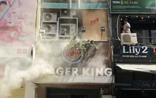 [VIDEO] Giải cứu người mắc kẹt trong đám cháy ở phố Tây Bùi Viện