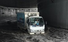 Hầm chui 200 tỷ ở Sài Gòn ngập nước, ô tô chết máy la liệt