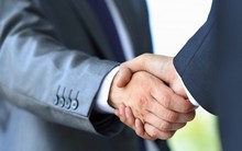 Bắt tay với người khổng lồ