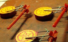 Chiếc trống bỏi giá rẻ giật mình 2000đ chơi Trung thu kêu giòn giã khắp nhà