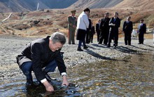 Tiết lộ bất ngờ về bước chân đặt lên đỉnh núi "thiêng" của Tổng thống Moon Jae-in