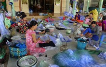 Người dân miền Tây 'hốt bạc' mùa lũ về