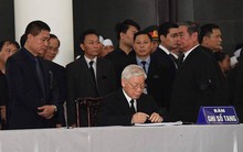 Tổng Bí thư Nguyễn Phú Trọng ghi sổ tang: "Xin kính cẩn nghiêng mình trước anh linh Đồng chí Trần Đại Quang"