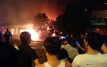 Hà Nội: Cả dãy ki-ốt bán hàng cháy ngùn ngụt, có nhiều tiếng nổ