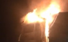 Sau tiếng nổ lớn, xe tải bốc cháy dữ dội trên Quốc lộ 1