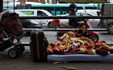 Một Paris rất khác: Không có ánh hào quang hoa lệ, người vô gia cư sống vạ vật, lay lắt trên những con phố bẩn thỉu ngập ngụa rác