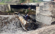 Gia cố cầu hư hỏng sau vụ cháy xe bồn trên cao tốc Nội Bài - Lào Cai