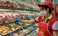 Thịt ngoại nhập giá rẻ, tràn ngập cả... vỉa hè