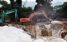 Vỡ đập quặng thải, hàng ngàn m3 chất thải độc hại tràn ra đường, nhà dân