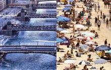 Câu chuyện 2 bán cầu: sông Chicago, Mỹ đóng băng dưới cái lạnh -50 độ C, Sydney nắng nóng kỷ lục 47 độ C, cao nhất 79 năm qua