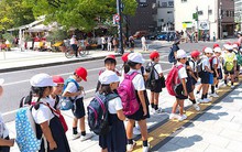 Bà mẹ người Mỹ tiết lộ lý do vì sao trẻ em Nhật không bao giờ bị bố mẹ quát mắng ở nơi công cộng