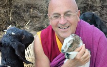 Câu chuyện “Người đàn ông hạnh phúc nhất thế giới”: Sáng sáng thức dậy ngắm mặt trời mọc, sở hữu chỉ vài bộ quần áo, dành hàng giờ để cầu nguyện cho người khác bình an