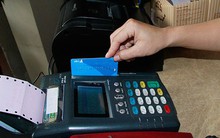 Rút tiền mặt qua POS: Không kiểm soát được thì cấm là hiệu quả nhất!