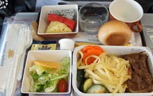 Chuyên bán suất ăn hàng không, doanh nghiệp này vẫn lãi trước thuế trên trăm tỷ năm 2017