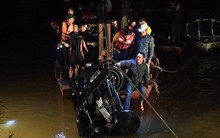 Mercedes lao xuống Sông Hồng không còn biển số