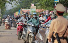 Người dân phải dắt bộ xe máy hàng trăm mét ngược vỉa hè để tránh ùn tắc: Hệ quả của xe buýt nhanh BRT?