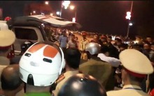 Xe tải đang đậu trôi dốc đè tài xế nằm dưới gầm tử vong