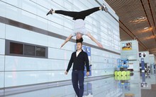 Anh em Quốc Cơ - Quốc Nghiệp tập luyện ngay tại sân bay, đã có mặt tại Ý để xác lập kỉ lục Guiness