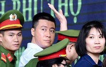 Phút tạm biệt người thân của 'ông trùm' cờ bạc Phan Sào Nam ở sân tòa