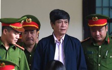 Huyết áp cựu tướng Nguyễn Thanh Hóa tăng cao khi nghe xét xử