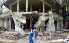 Sập ban công công trình, 2 công nhân bị vùi lấp trong đống đổ nát