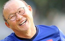 Xuân Trường, Quang Hải hát "Bụi phấn" tặng HLV, nhưng phản ứng của "thầy" Park mới là điều thú vị!