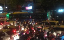 Va chạm liên hoàn trên cầu vượt Hàng Xanh, giao thông tê liệt nhiều giờ