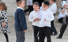 Trong khi bố mẹ Việt còn bế ẵm, xúc từng thìa cơm thì đây là cách người Do Thái rèn con tự lập ngay từ khi 2 tuổi