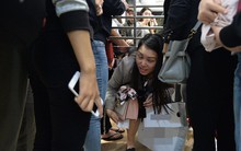 "Vỡ trận" ngày Black Friday ở TTTM Hà Nội: Hàng trăm người luồn lách qua khe cửa để mua hàng