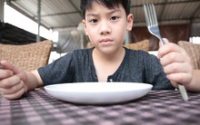 Bị bà bắt dọn phòng, cậu bé 11 tuổi đã làm 1 việc kinh hoàng - bài học ứng xử khi trẻ giận dữ