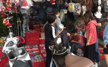 Cây thông Noel cao 6m có giá 33 triệu đồng