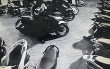 CLIP: Phó giám đốc bẻ khóa, trộm đồ trong cốp xe nhanh như chớp