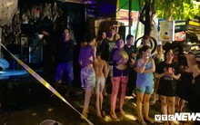 Cảnh sát đục tường, giải cứu hơn 20 người ngủ say trong dãy trọ bốc cháy ở TP.HCM