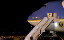 Ông Trump đóng cửa chính phủ, đưa Không lực Một đến đón ông Bush "cha"