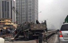 Hà Nội: Ô tô lật nghiêng, đường vành đai 3 tê liệt nhiều giờ