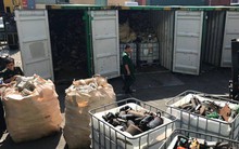 Phế liệu, rác thải công nghiệp ngụy trang trong 20 container máy móc