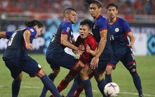 Một, hai... rồi bốn cầu thủ Philippines cũng chẳng ngăn được Quang Hải tỏa sáng