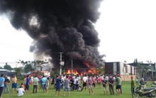 Xưởng phế liệu ở vùng ven Sài Gòn phát hỏa, hàng trăm cảnh sát PCCC đang ứng cứu