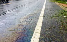 Vệt loang lạ kéo dài trên mặt đường thảm bằng công nghệ mới