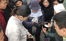 Tận mắt cuộc sang tay cặp vé trận chung kết Việt Nam - Malaysia giá 11 triệu trước cổng liên đoàn