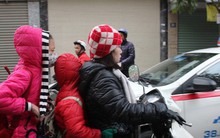 Ảnh: Học sinh Hà Nội co ro đến trường trong giá rét